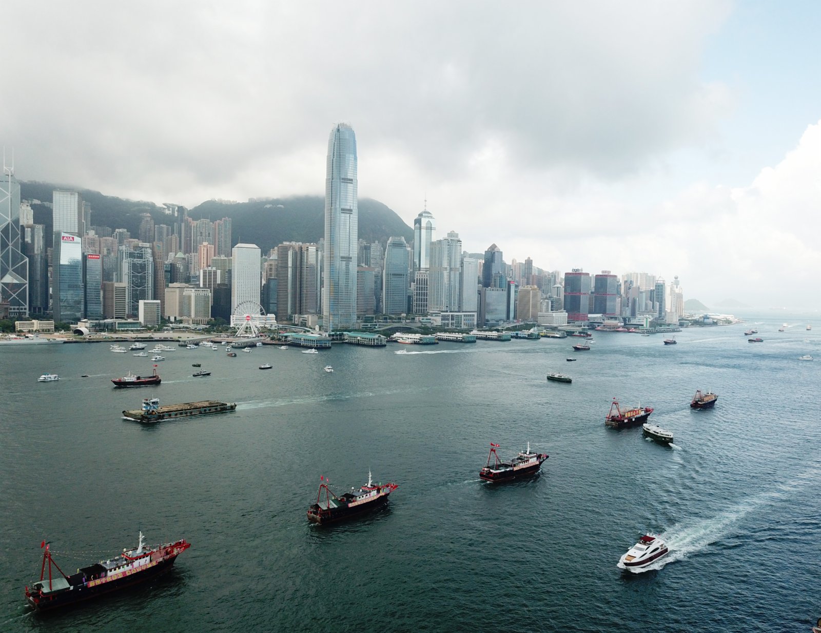 7月1日，插滿旗幟的漁船在香港維多利亞港巡遊（無人機照片）。（新華社）