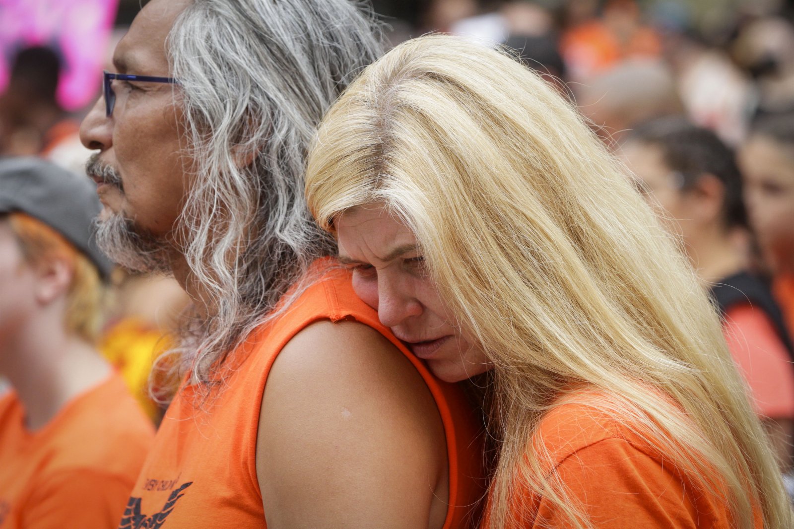 7月1日，抗議者在加拿大溫哥華舉行的集會活動上悼念遭到殘害的兒童。（新華社）