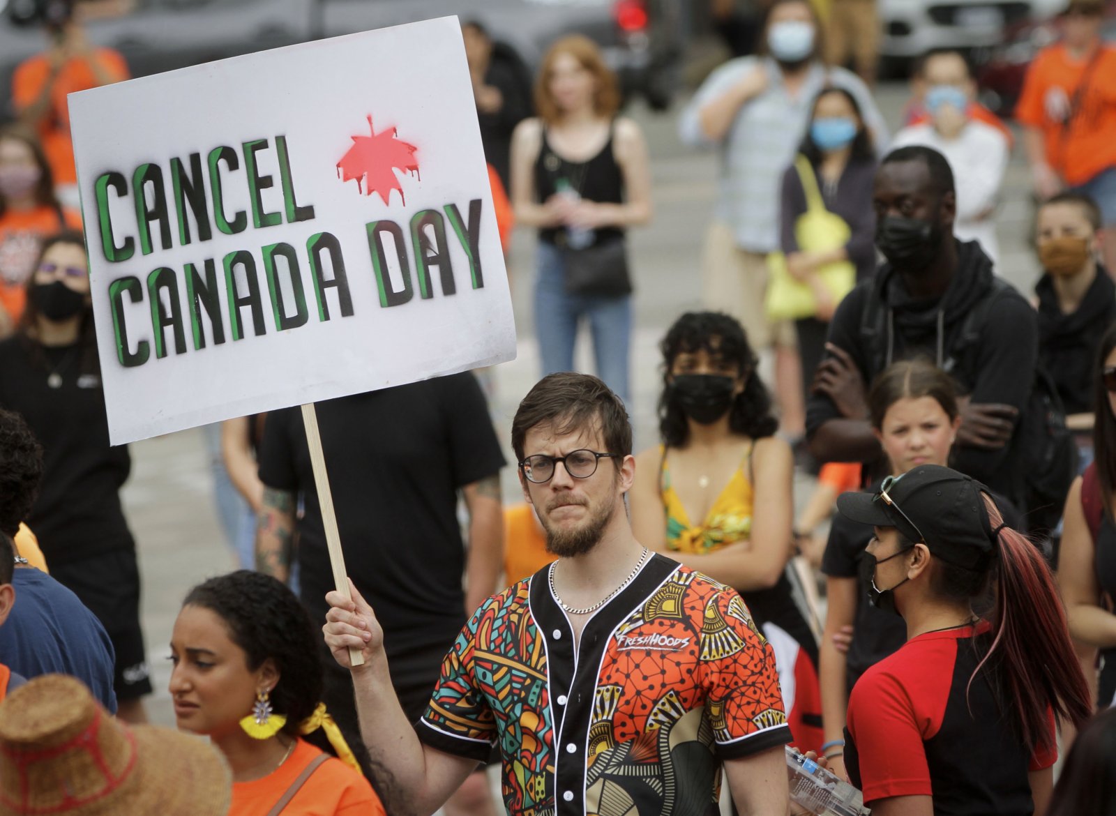 7月1日，抗議者身穿原住民文化圖案的襯衫在加拿大溫哥華參加集會，要求取消加拿大日的慶祝。（新華社）