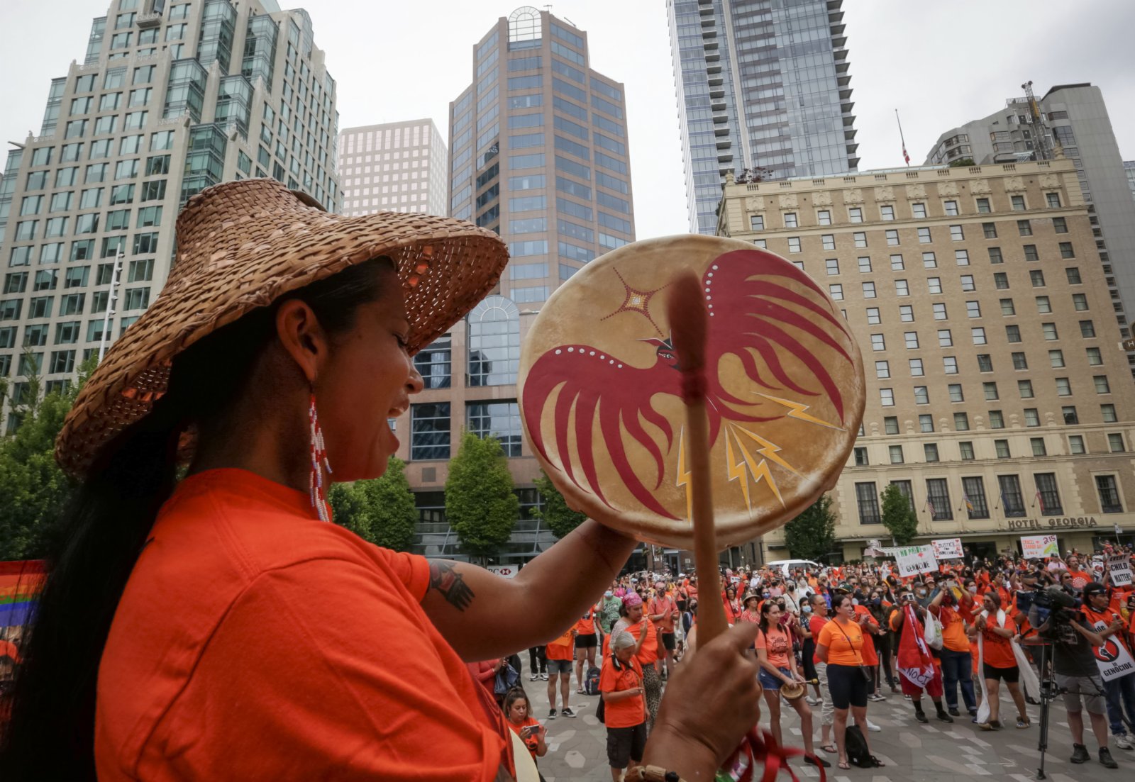 7月1日，原住民社團成員在加拿大溫哥華舉行的集會上敲響原住民文化圖案的手鼓。（新華社）