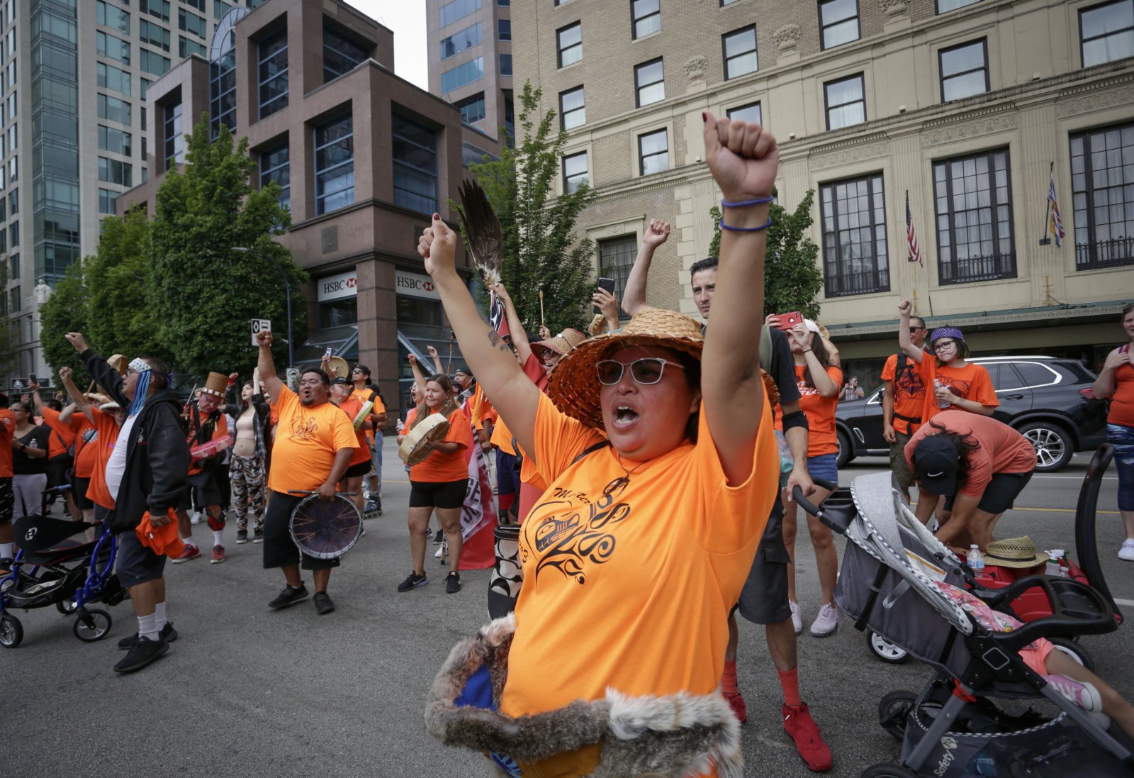 7月1日，原住民社團成員身穿原住民文化團的T恤衫在加拿大溫哥華參加集會。（新華社）