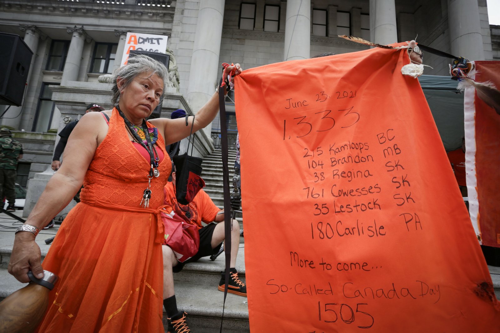 7月1日，原住民社團成員在加拿大溫哥華舉行的集會上展示近期加拿大多地發現原住民兒童遺骸的清單。（新華社）