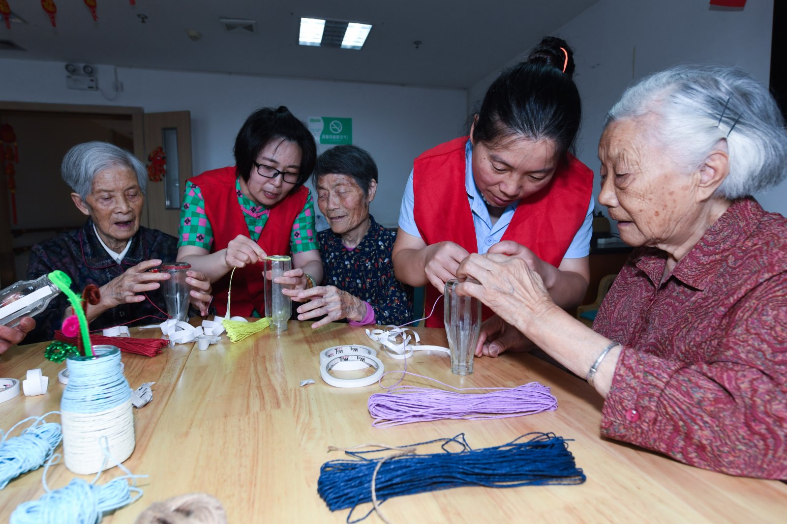 7月2日，在杭州市臨安區社會福利中心，老人們在志願者的指導下參加手工製作課。（新華社）