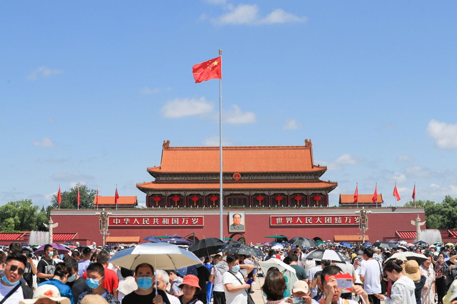 7月3日，北京天氣晴好，天安門廣場遊客眾多。 （中新社）