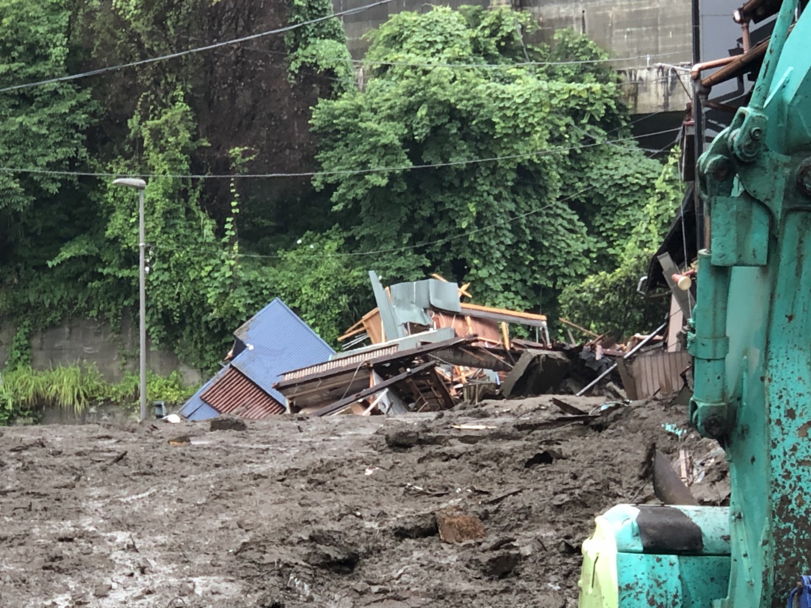 7月4日在日本靜岡縣熱海市拍攝的在泥石流災害中受損的建築殘骸。（新華社）