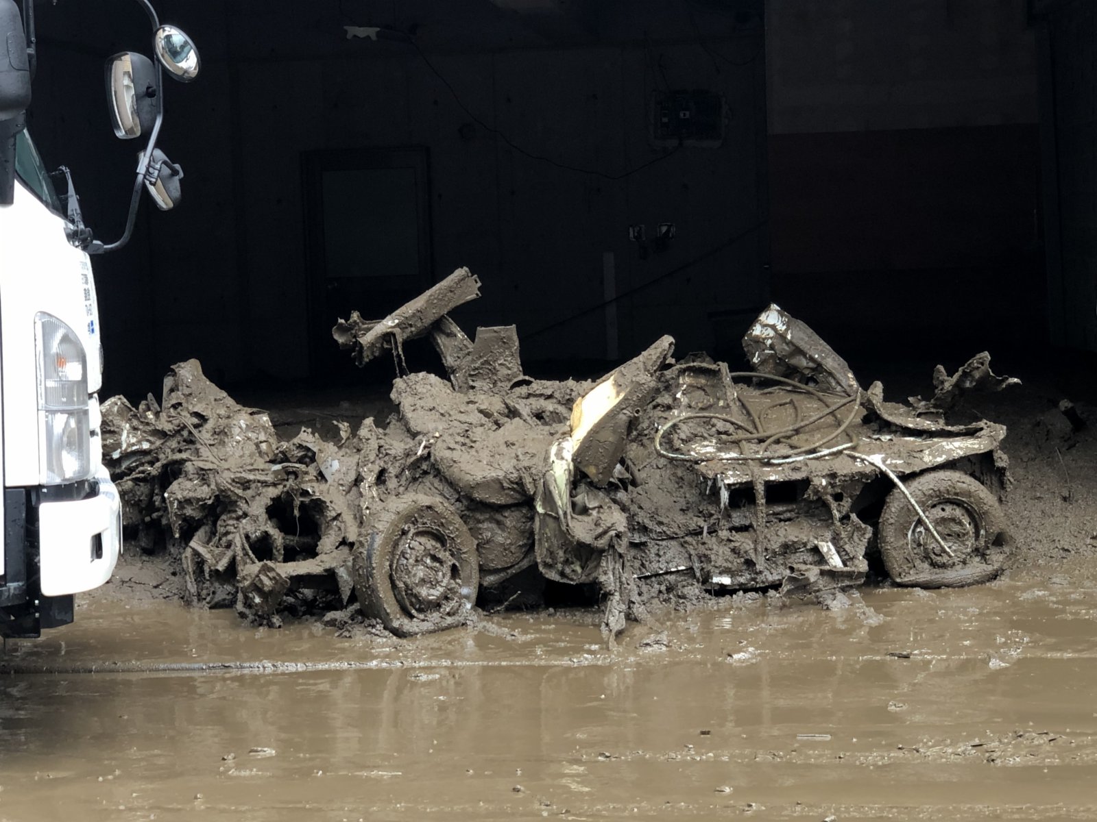  這是7月4日在日本靜岡縣熱海市拍攝的在泥石流災害中受損的汽車殘骸。（新華社）