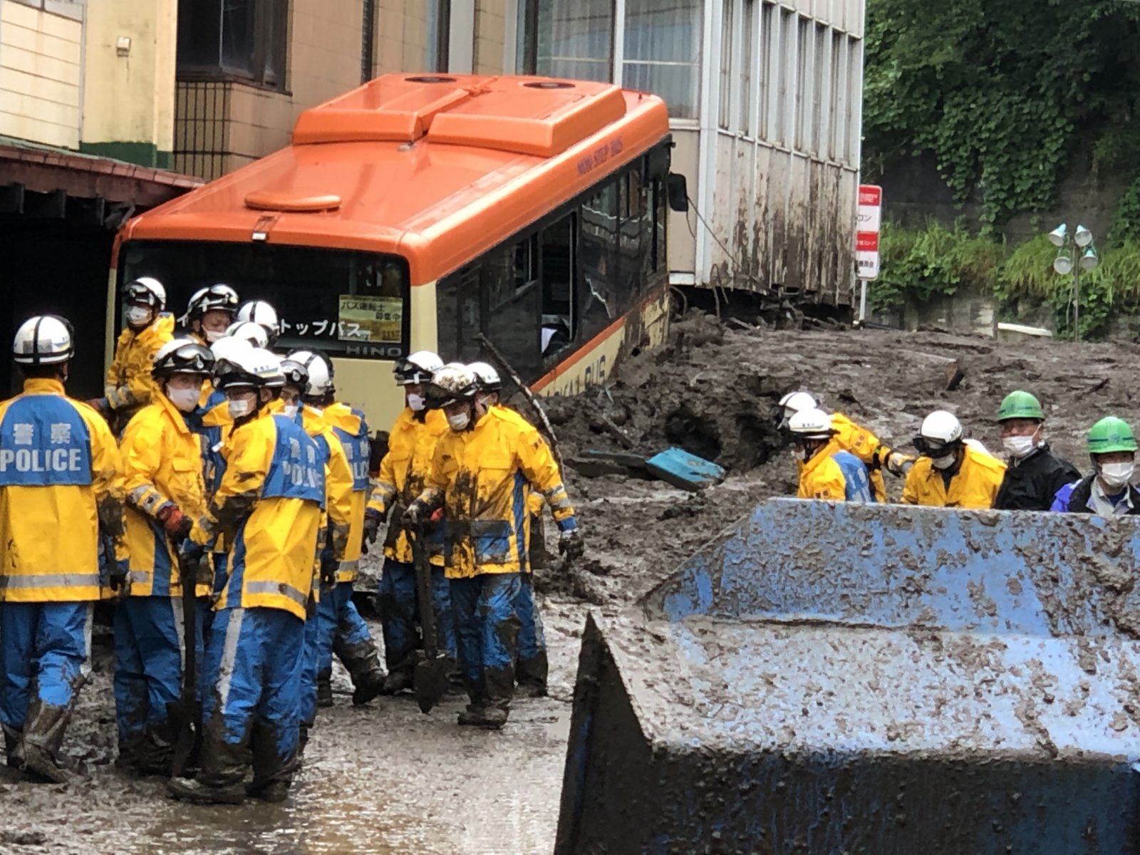 救援人員在泥石流災害現場工作。（新華社）