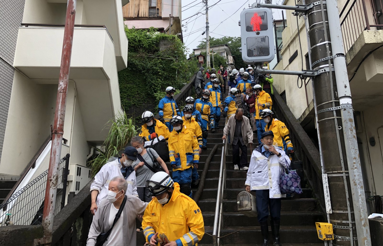 救援人員在協助轉移當地居民。（新華社）