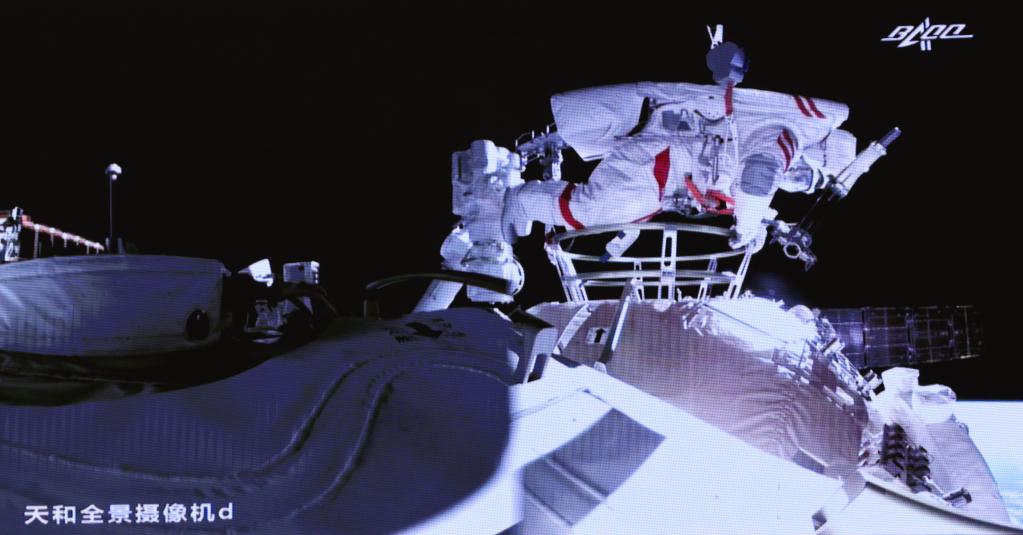 7月4日，在北京航天飛行控制中心大屏拍攝的航天員劉伯明出艙場面。（新華社）