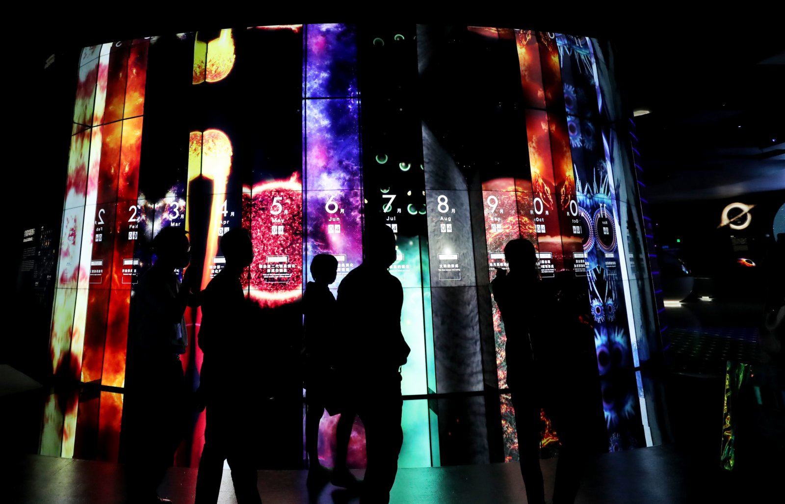 參觀者走在宇宙大年歷展品前。
