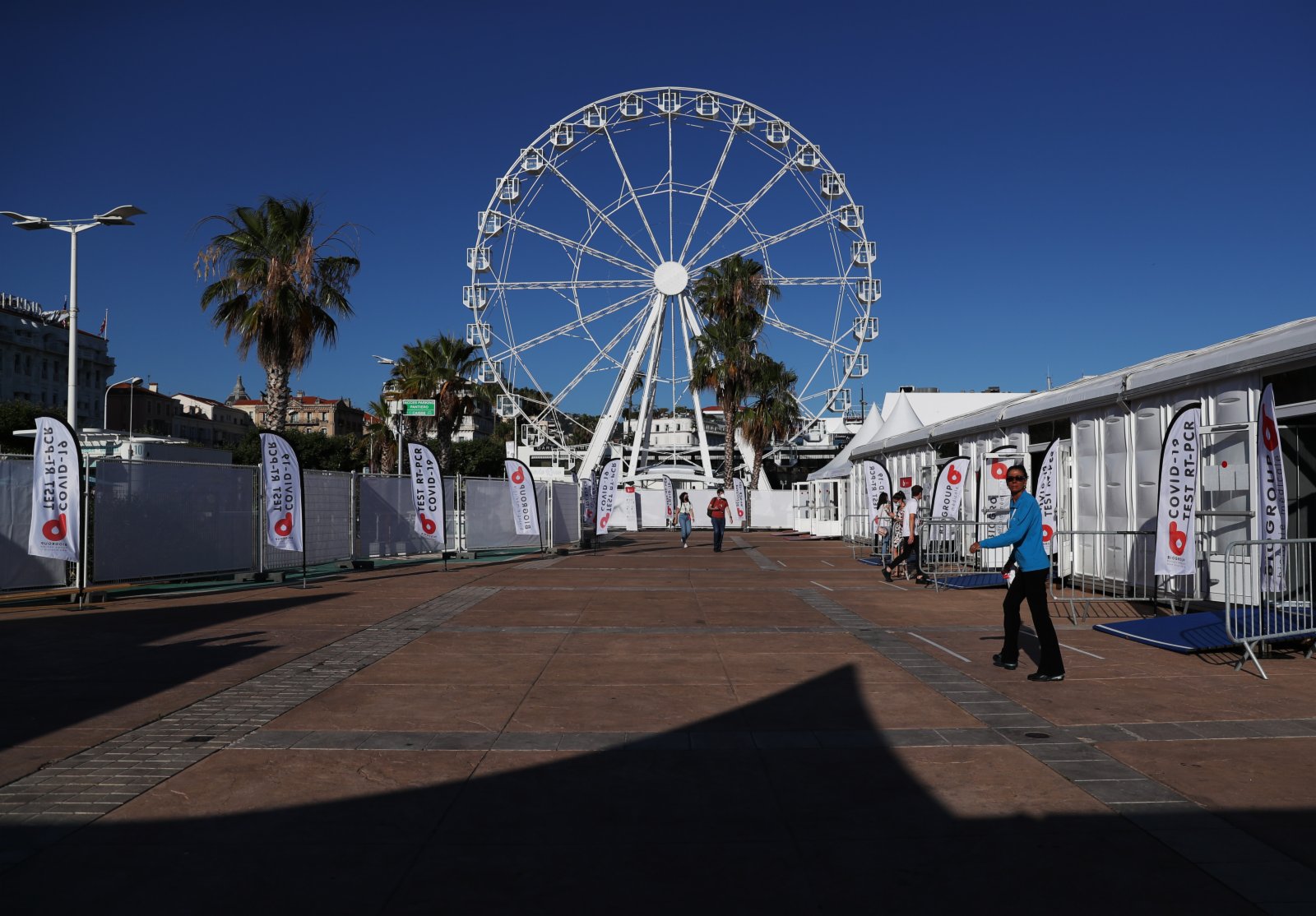 在法國康城拍攝的為電影節註冊人員設立的新冠病毒檢測點。