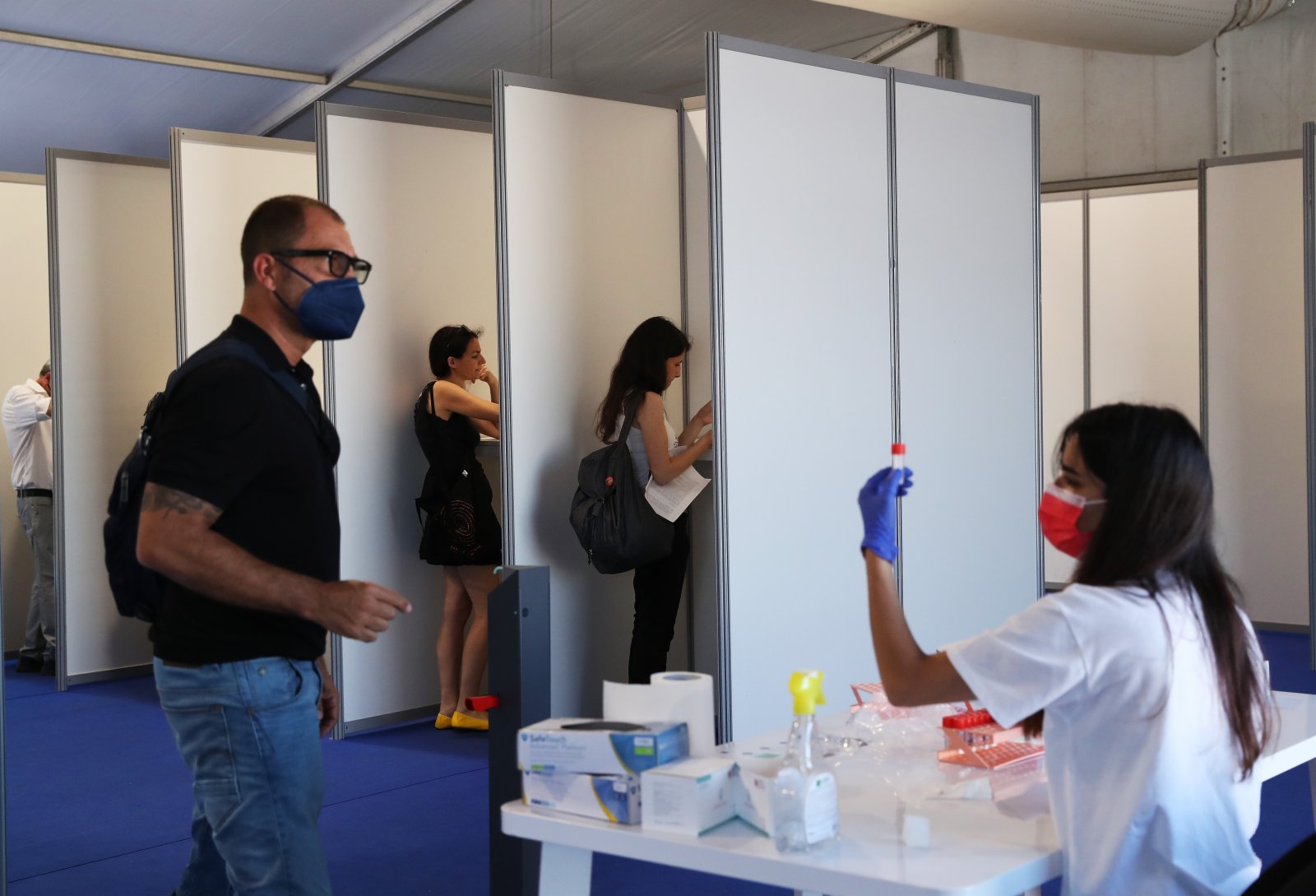 在法國康城為電影節註冊人員設立的新冠病毒檢測點，工作人員收集檢測樣本。