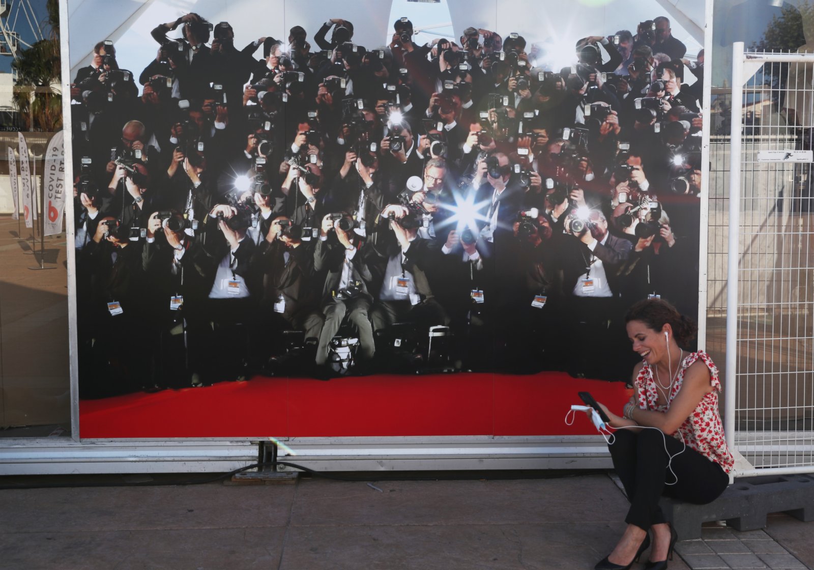 電影節註冊人員在法國康城等待接受新冠病毒檢測。