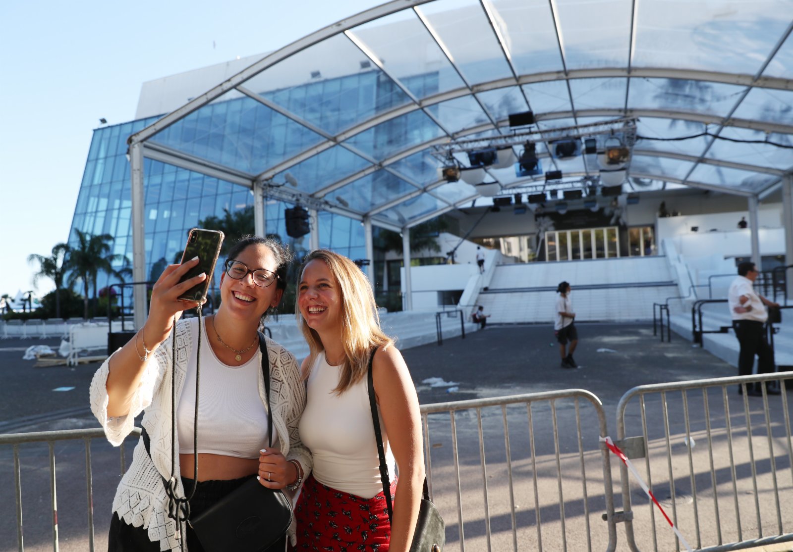 人們在法國康城的電影宮外拍照。