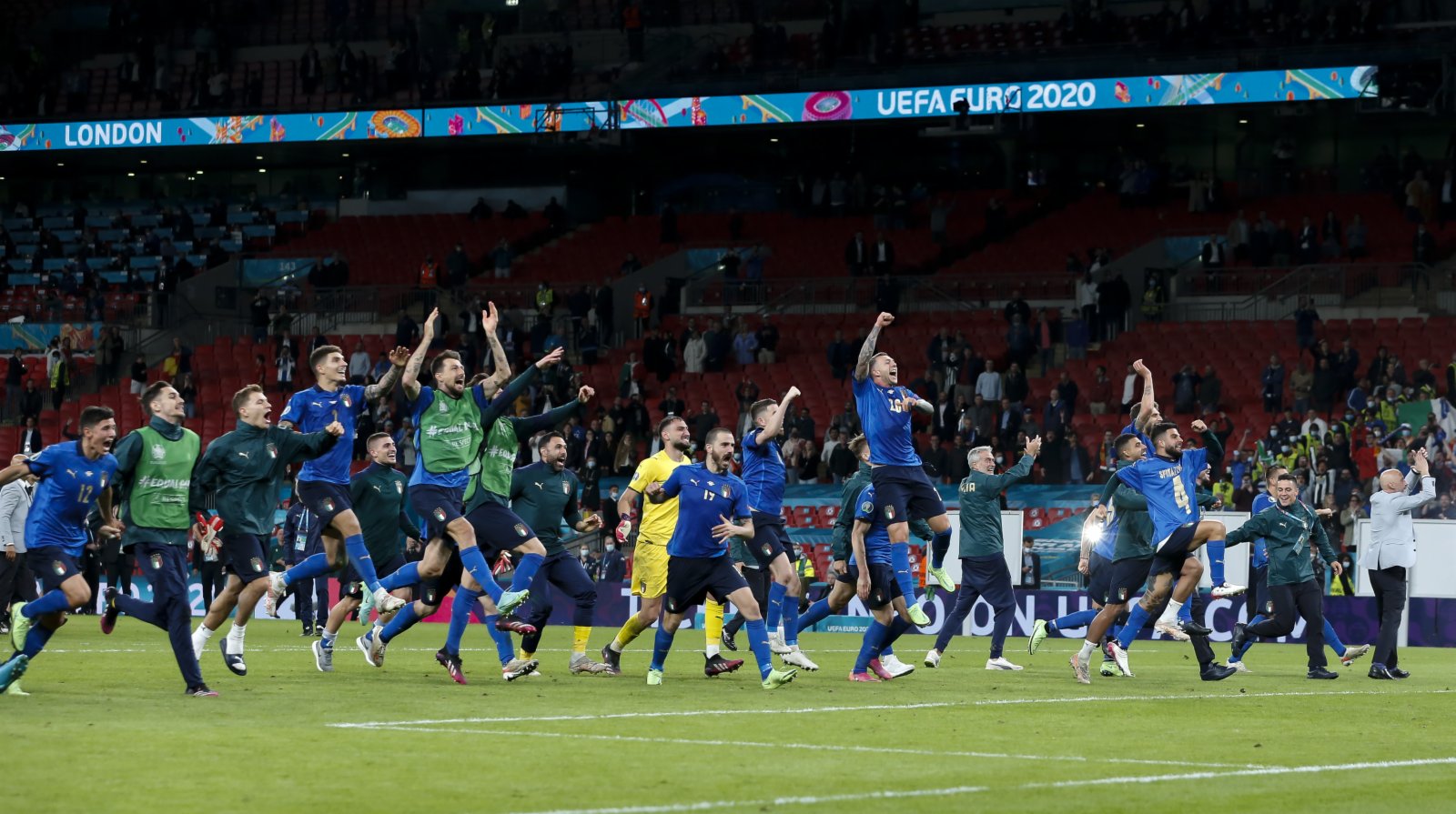 意大利隊球員在賽後一起跑向場邊慶祝。新華社