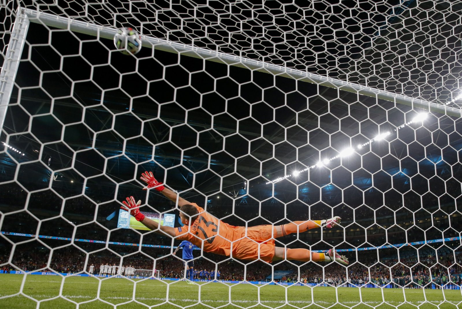 西班牙隊門將西蒙在點球大戰中撲救。新華社