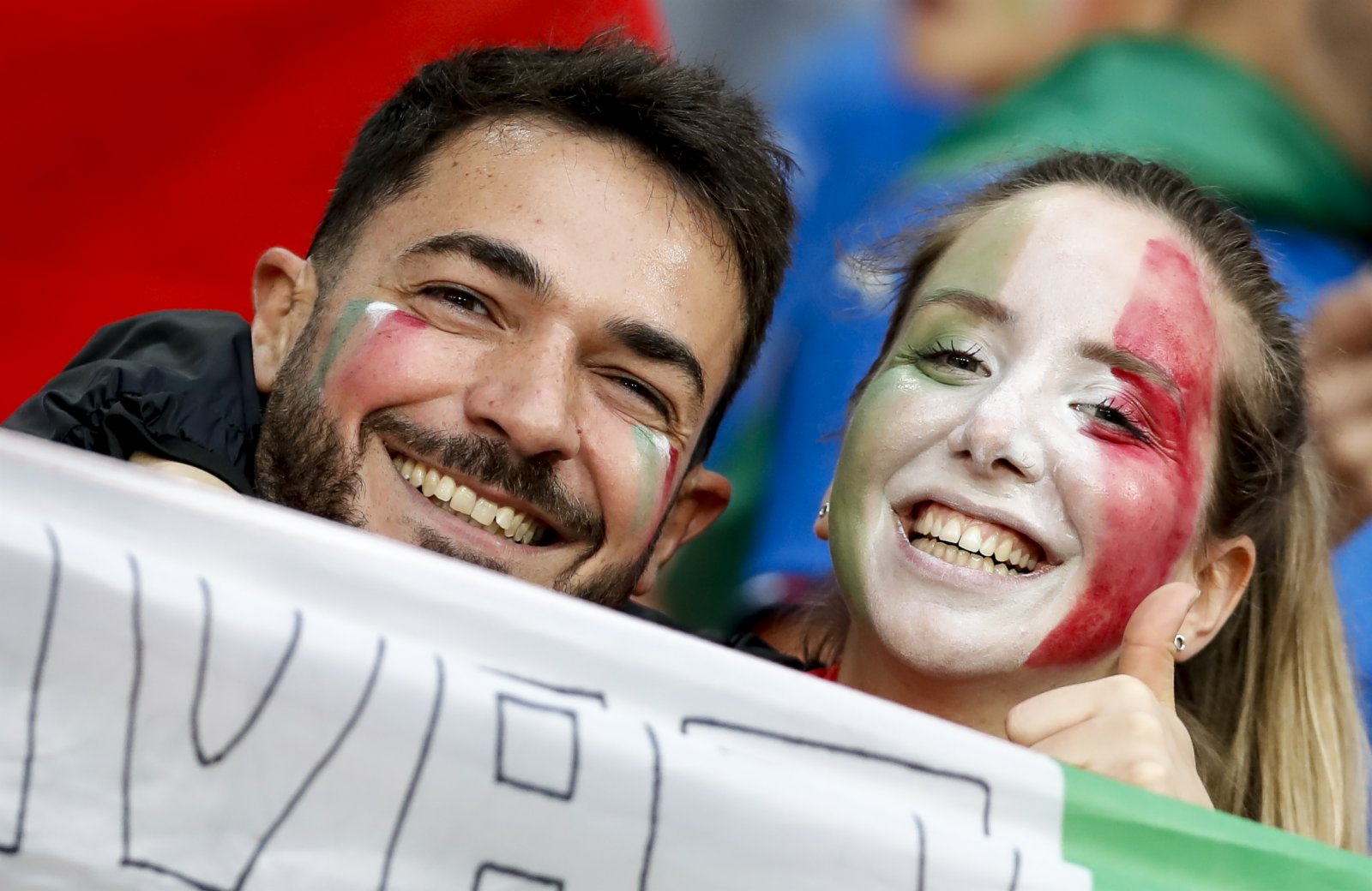 意大利隊球迷在開賽前為球隊助威。新華社