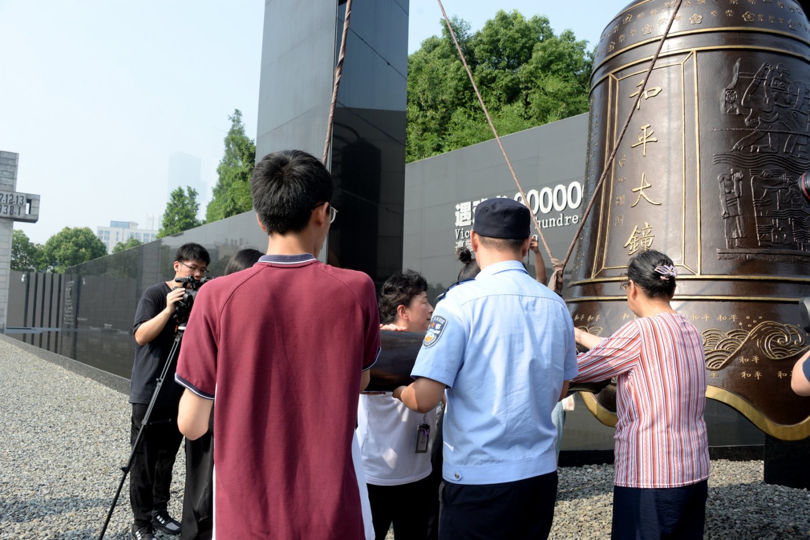 圖為社會各界人士參加「國殤難忘 警鐘長鳴」——撞響和平大鐘活動。（香港文匯網記者賀鵬飛攝）