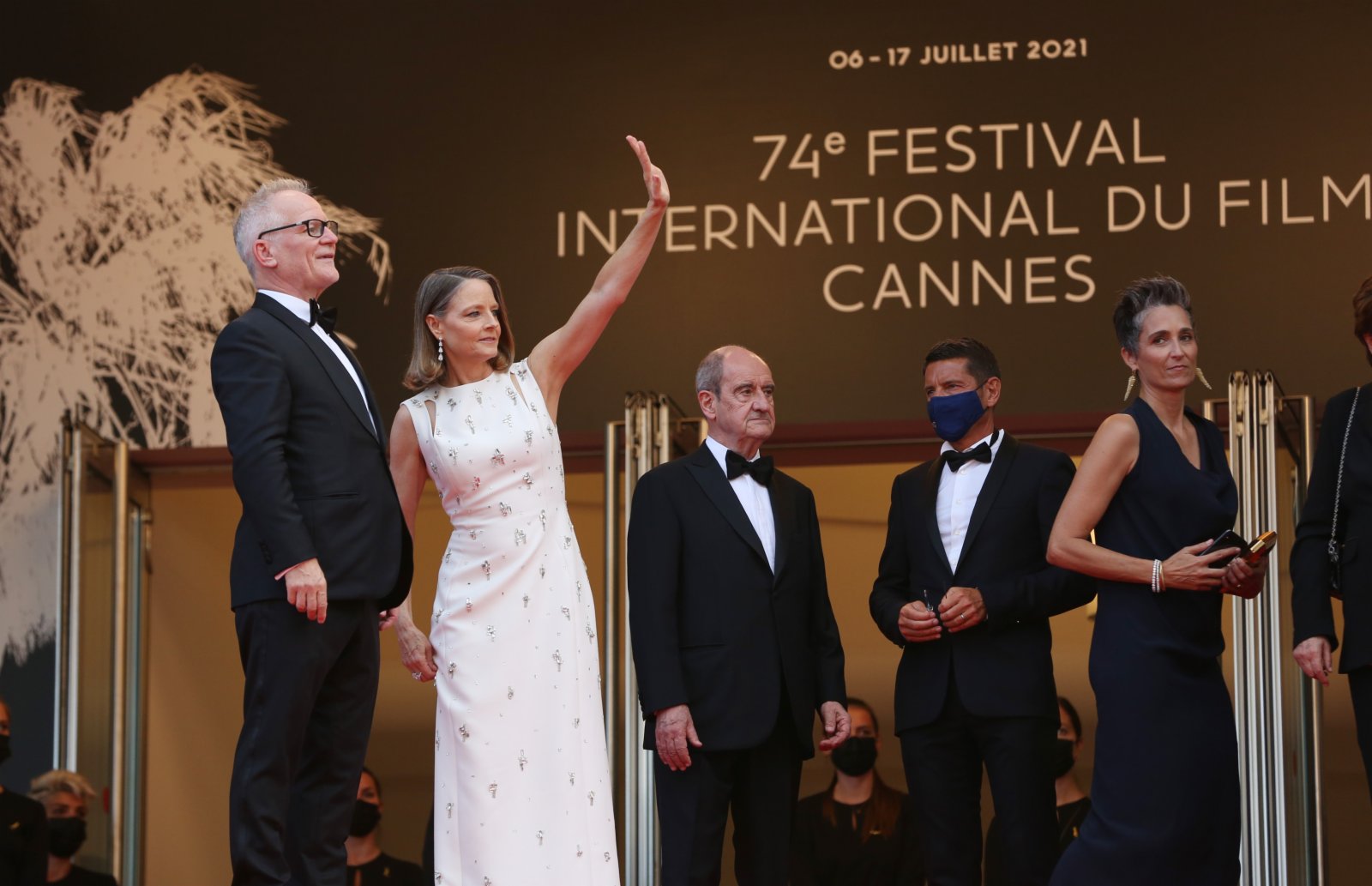 朱迪·福斯特獲得戛納電影節榮譽金棕櫚獎。圖為朱迪·福斯特（左二）在法國戛納亮相電影節開幕式紅毯。（新華社）