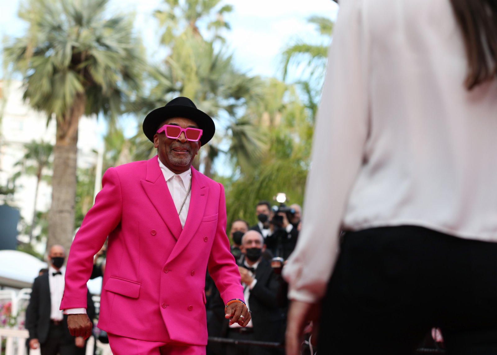 第74屆法國戛納國際電影節主競賽單元評委會主席、美國導演和製片人斯派克·李出席開幕式紅毯。（新華社）