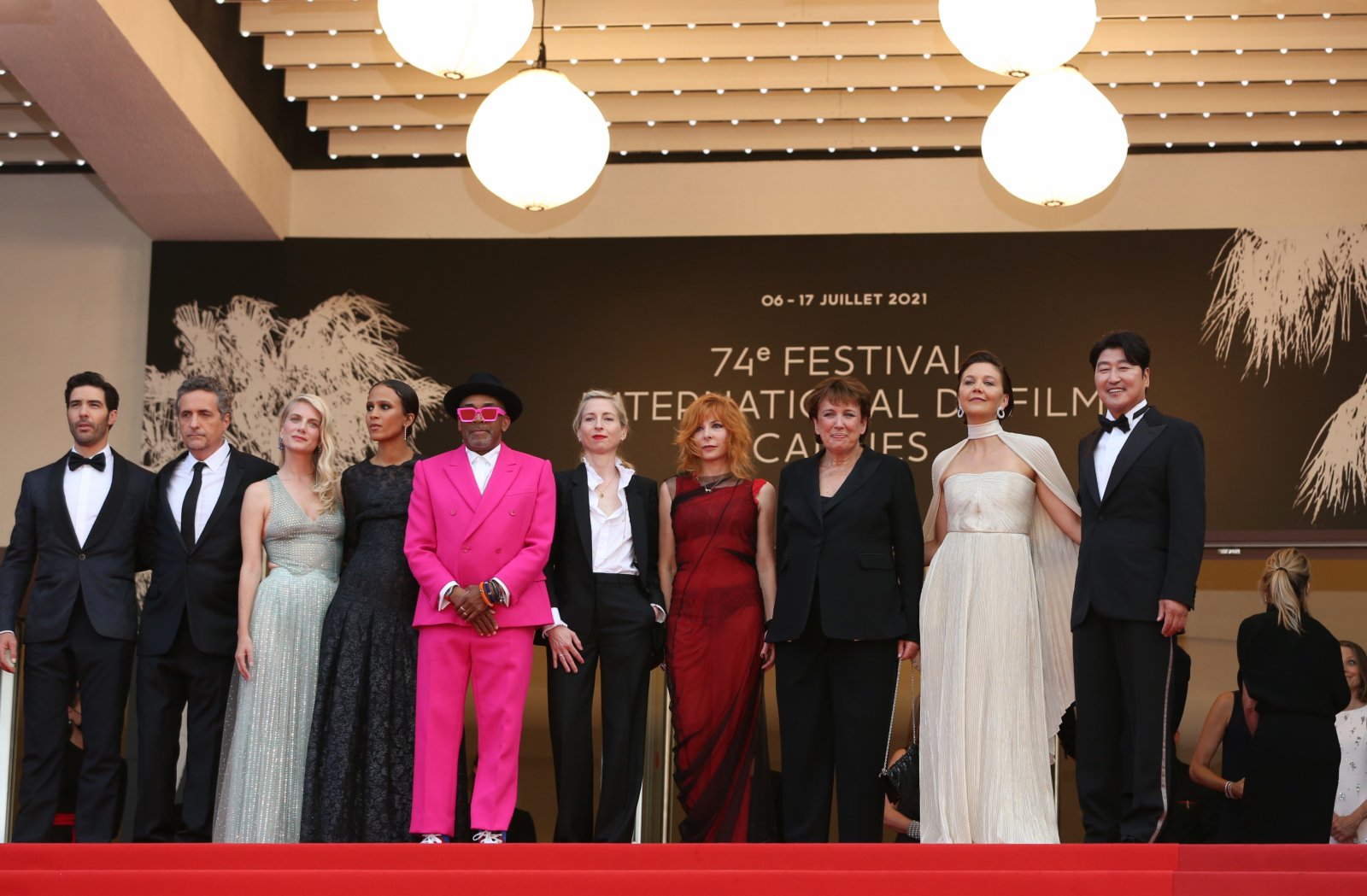 第74屆法國戛納國際電影節主競賽單元評委會主席、美國導演和製片人斯派克·李（左五）攜主競賽單元評委出席開幕式紅毯。（新華社）