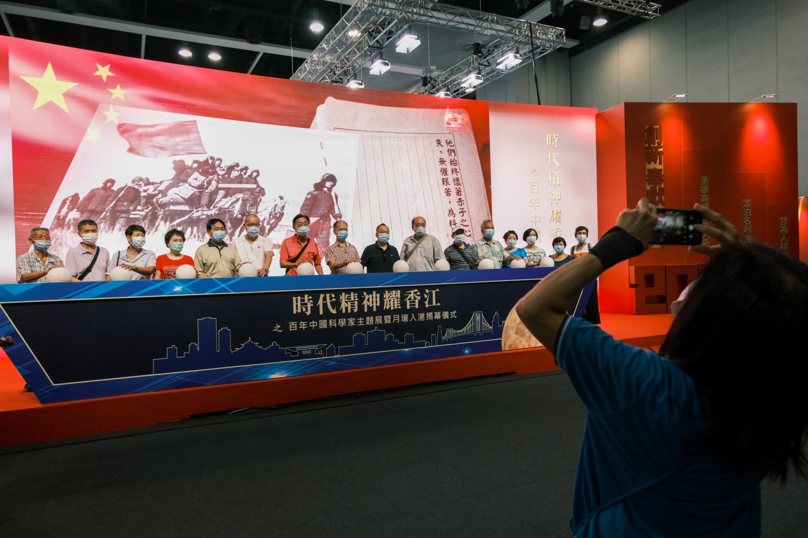 圖為市民在開幕式主席台上合影留念。 中新社