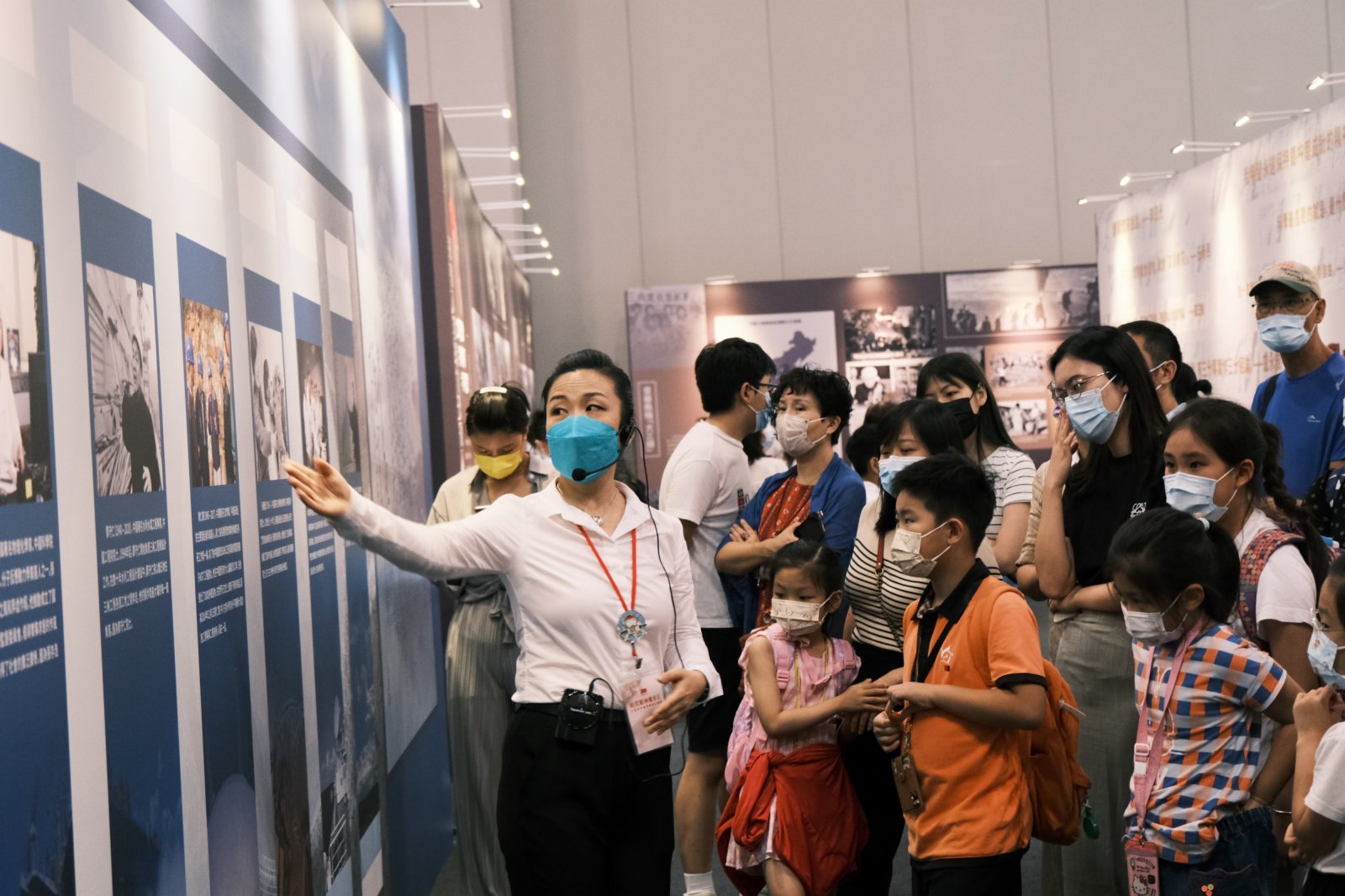 圖為導賞員給觀眾講解。中新社