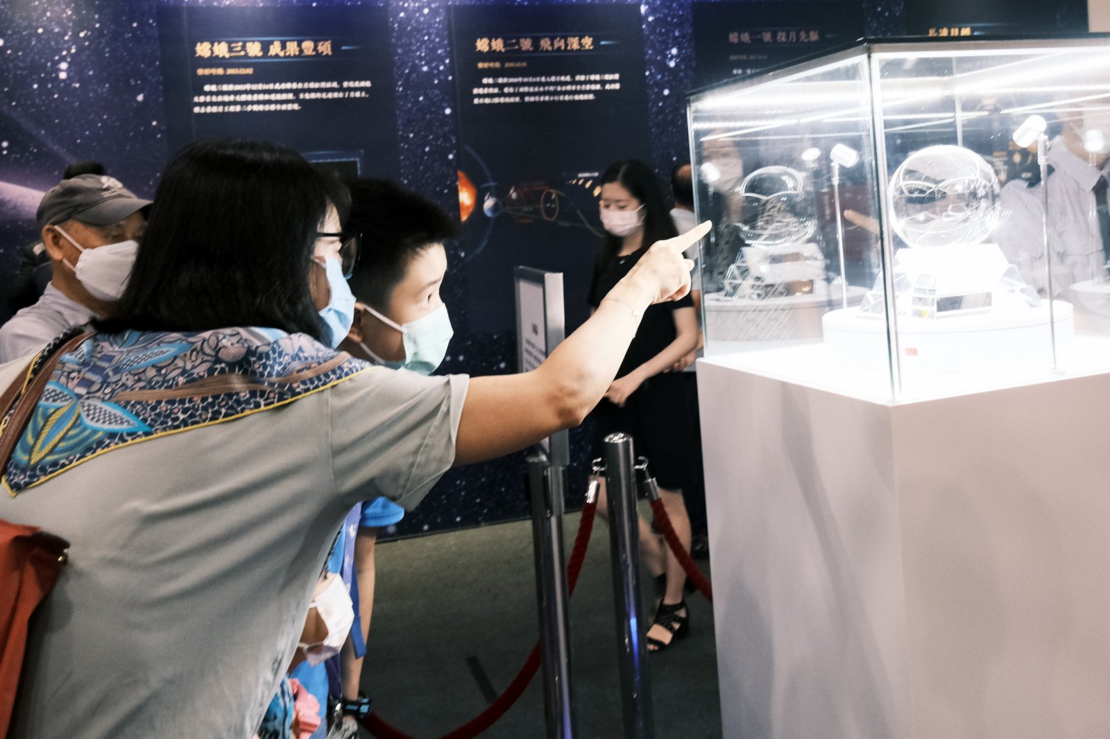 圖為市民參觀月壤。 中新社