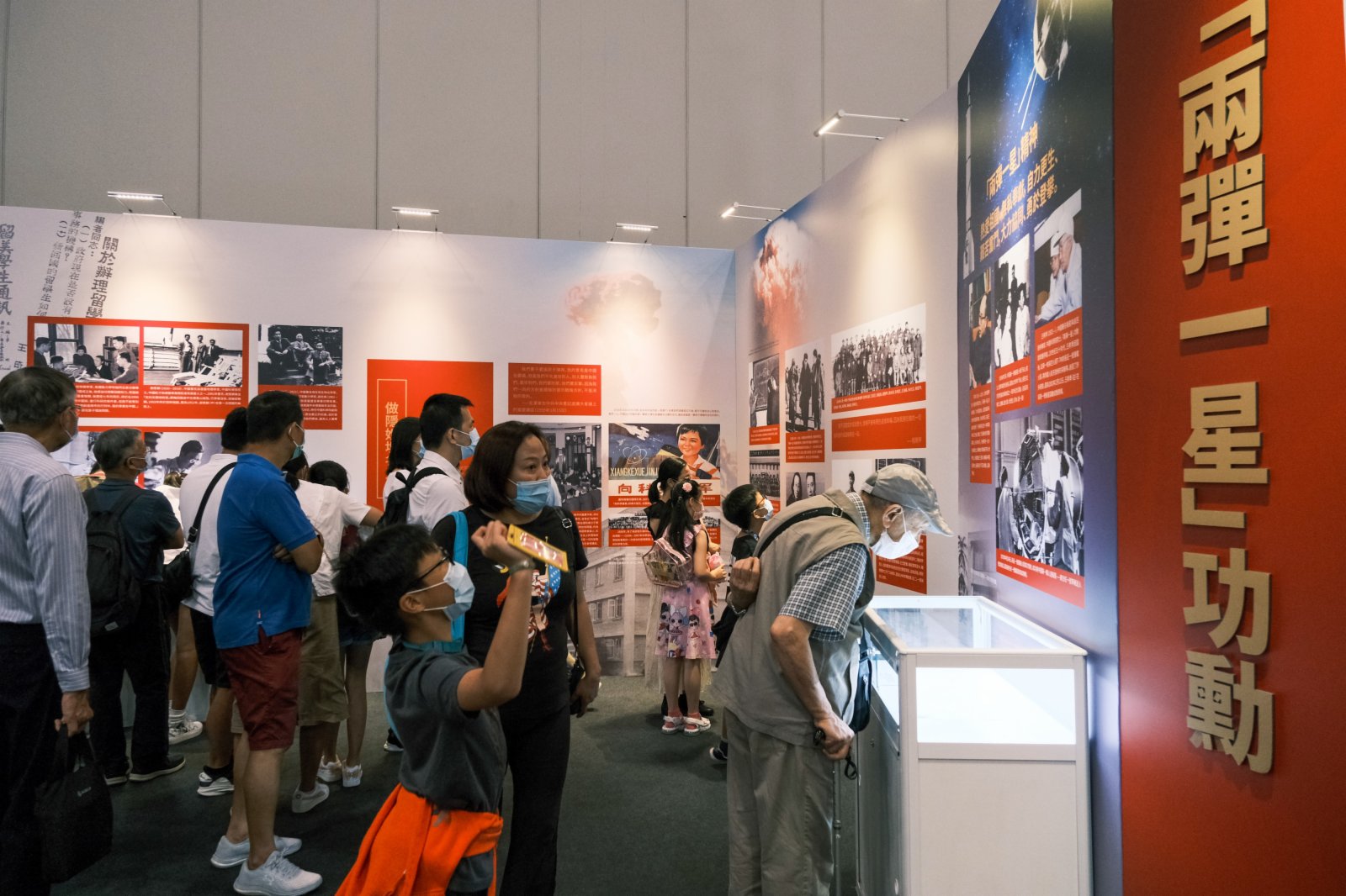 圖為市民參觀「兩彈一星」功勛科學家展區。 中新社