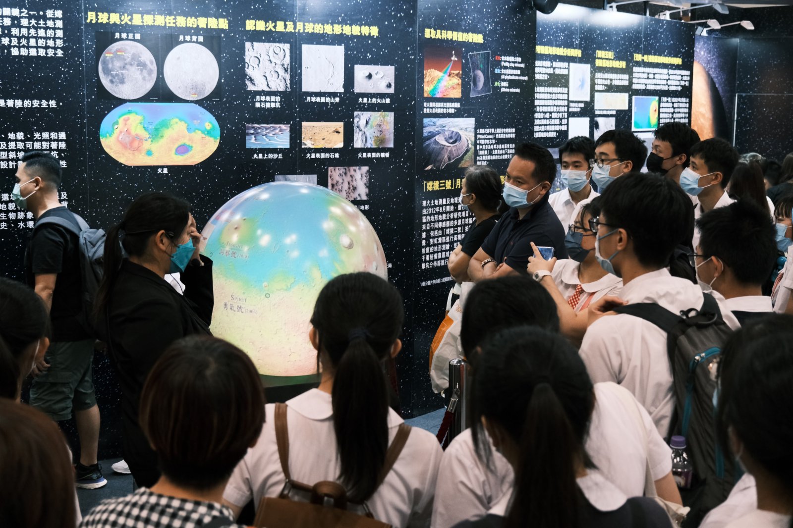 圖為市民參觀香港理工大學展區。 中新社