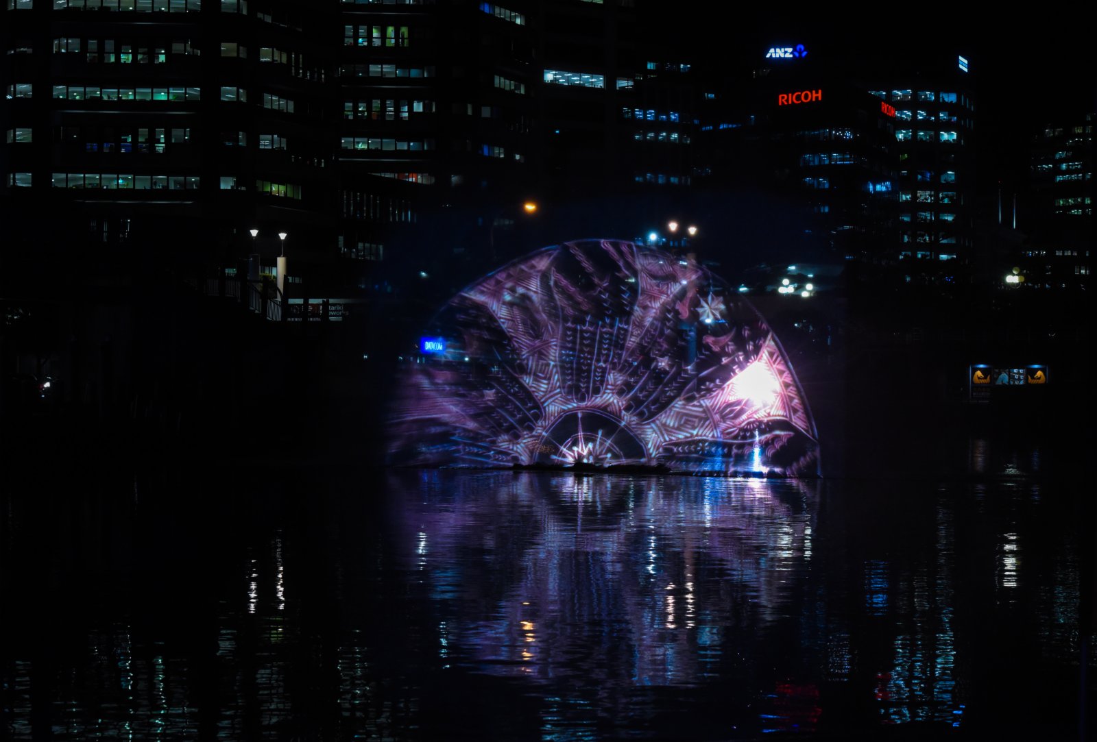 這是7月8日在新西蘭惠靈頓海濱拍攝的毛利新年主題水幕秀。（新華社）