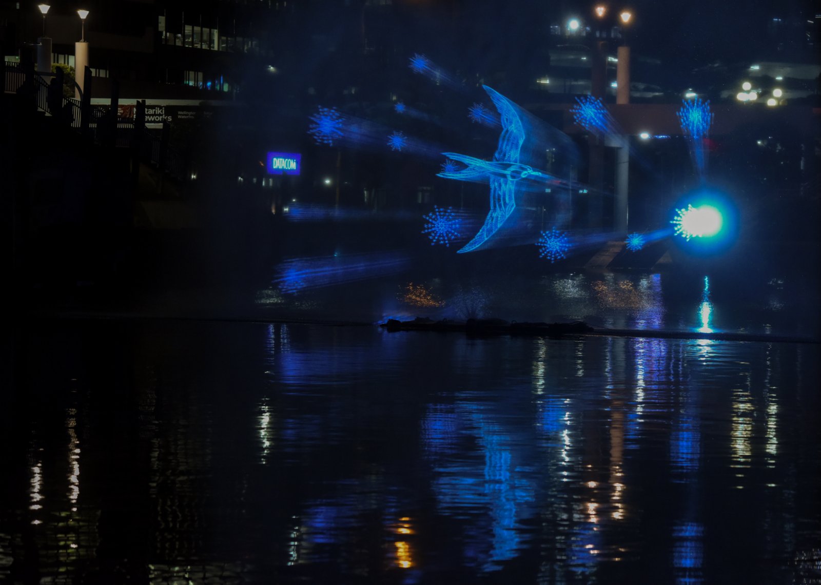 這是7月8日在新西蘭惠靈頓海濱拍攝的毛利新年主題水幕秀。（新華社）
