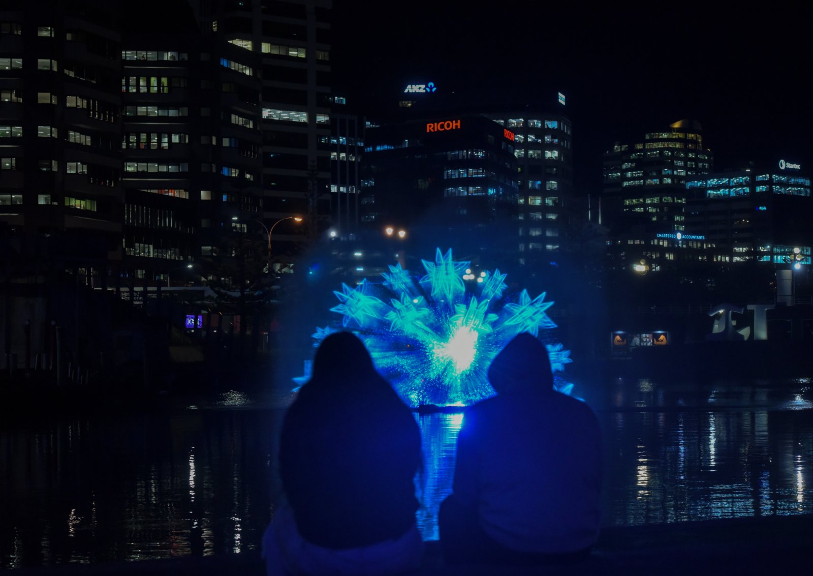 這是7月8日在新西蘭惠靈頓海濱拍攝的毛利新年主題水幕秀。（新華社）