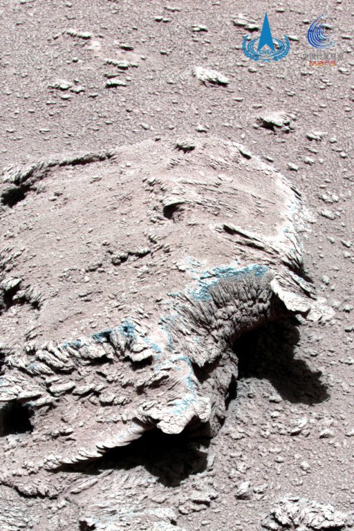 圖為「祝融號」火星車行進路上的火星岩石圖像，由多光譜相機獲取的多個譜段數據合成，該圖呈現了岩石表面火星塵土的覆蓋情況。中國國家航天局供圖