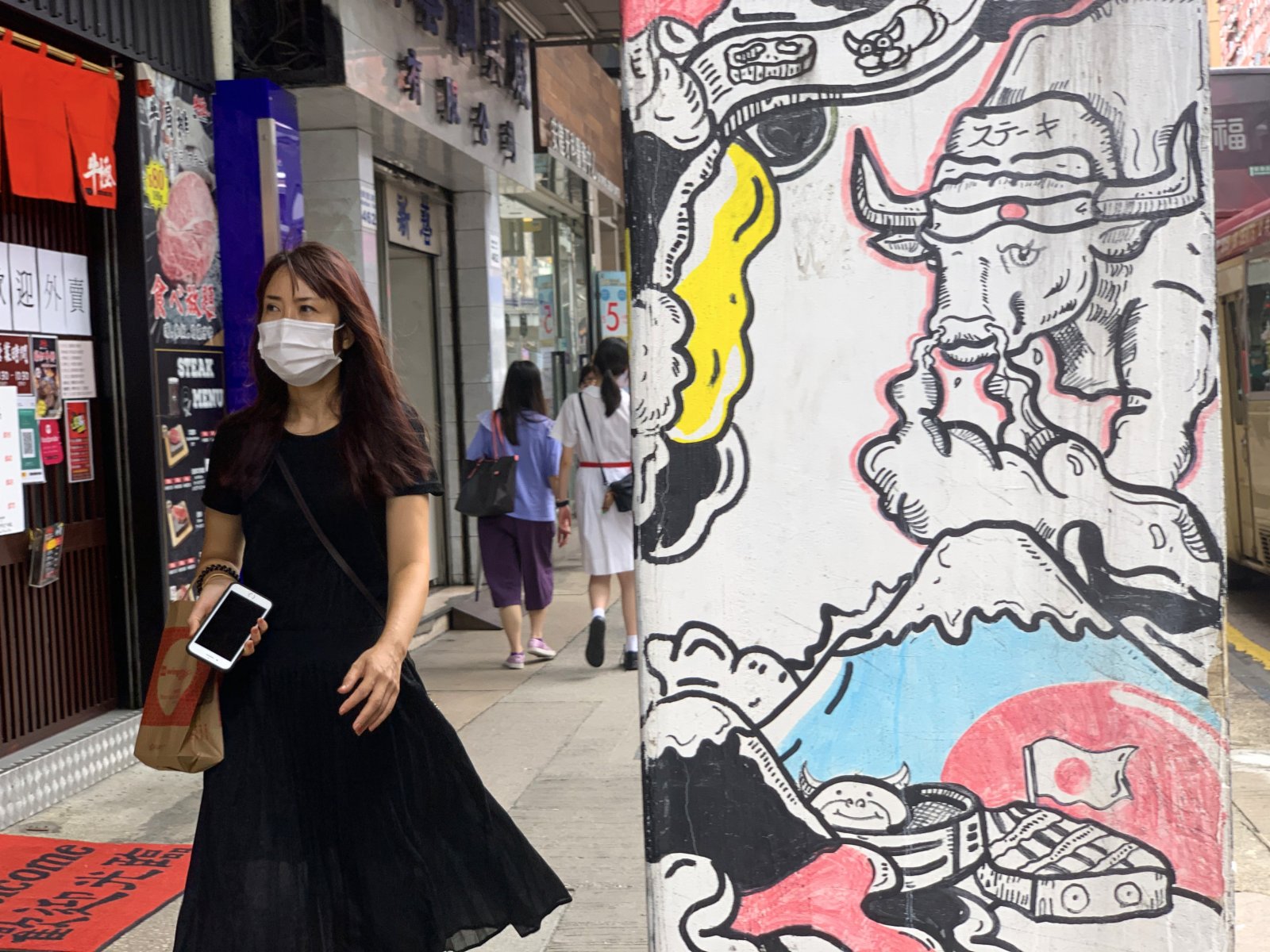圖為油麻地彌敦道一家餐廳外的塗鴉作品。 圖為油麻地彌敦道一家餐廳外的塗鴉作品。