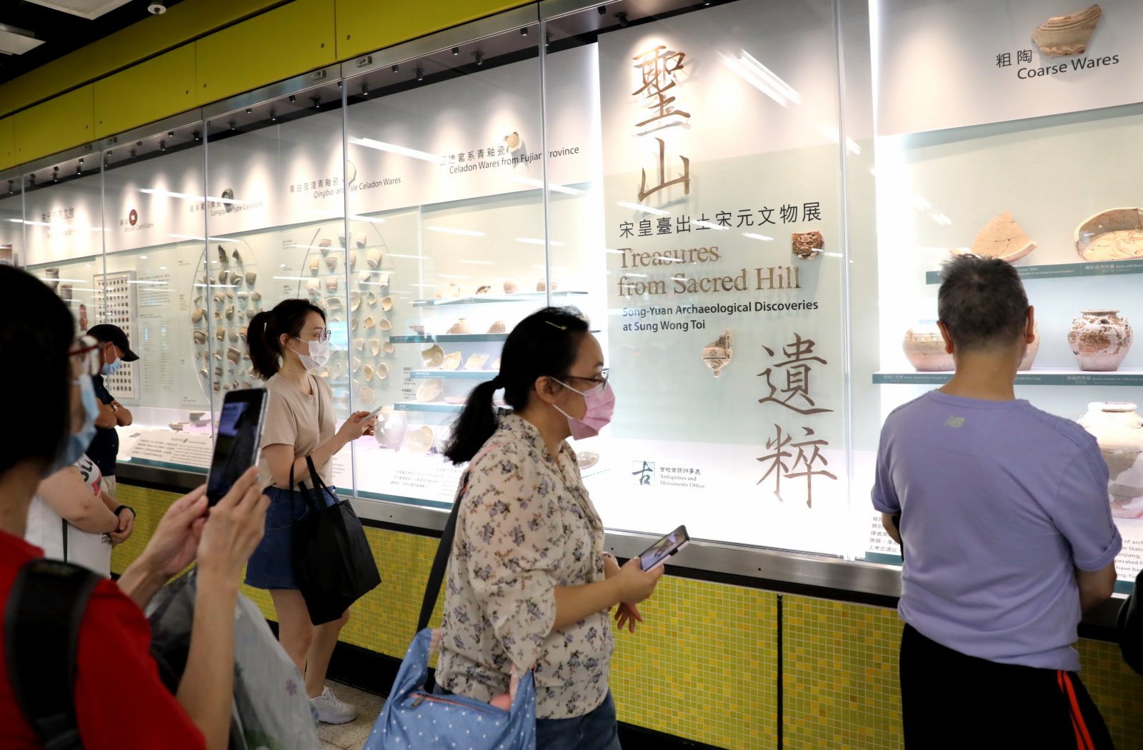 乘客在宋皇臺站的「文物館」觀看展覽(7月6日攝)。（新華社）