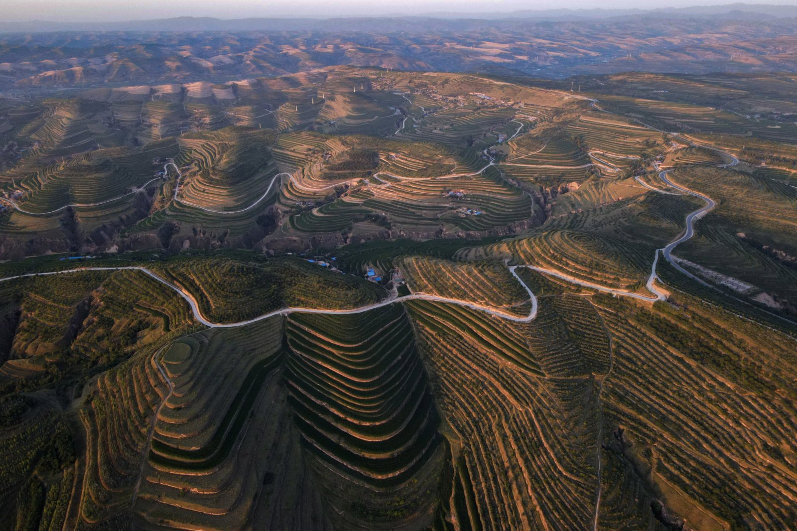 這是7月13日在寧夏固原市彭陽縣拍攝的青雲灣旱作梯田公園（無人機照片）。（新華社）