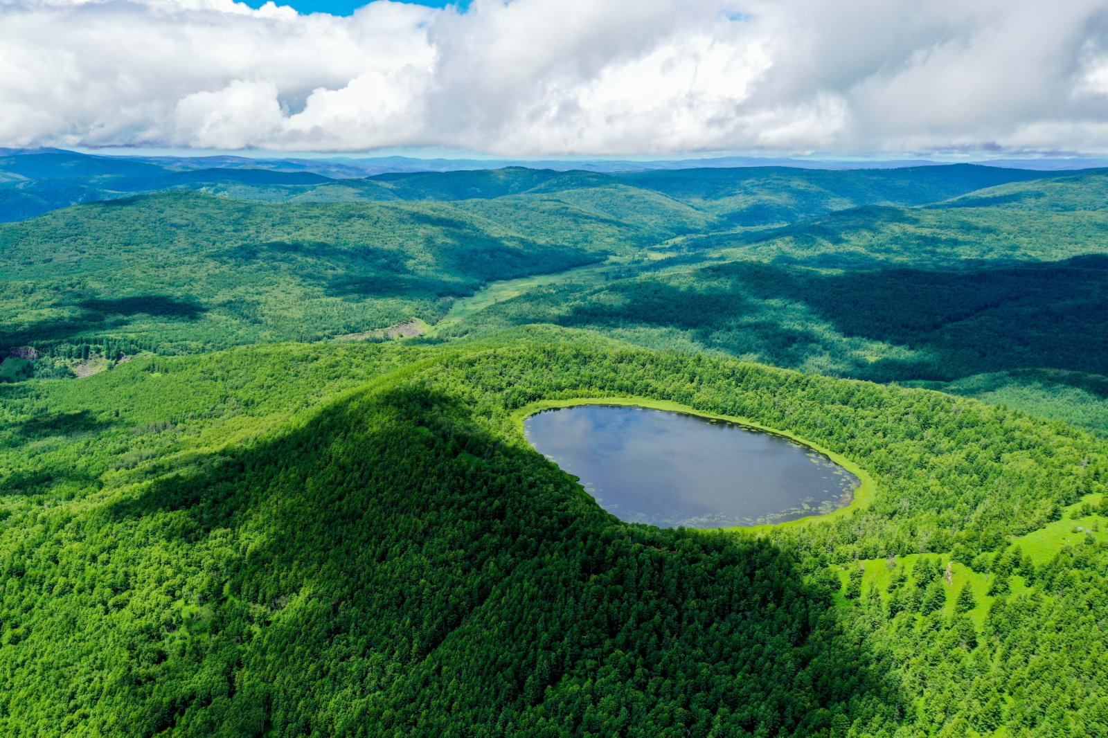 阿爾山國家森林公園內的天池。（新華社）