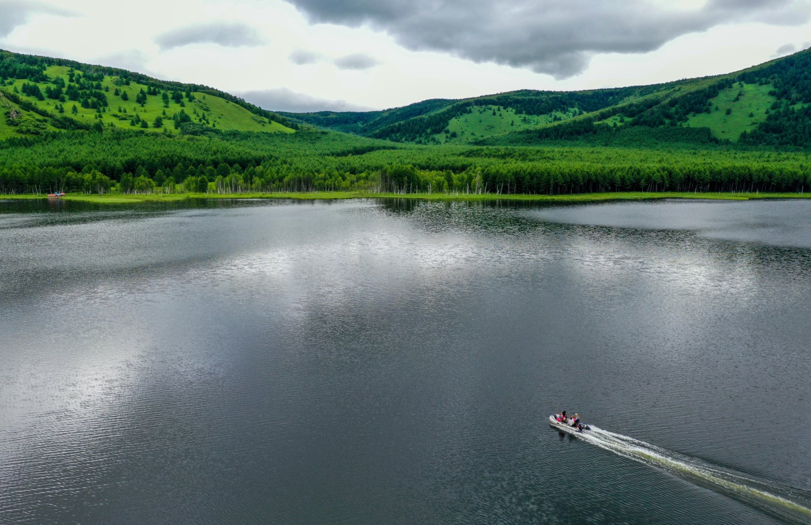 阿爾山國家森林公園內的烏蘇浪子湖風光。（新華社）