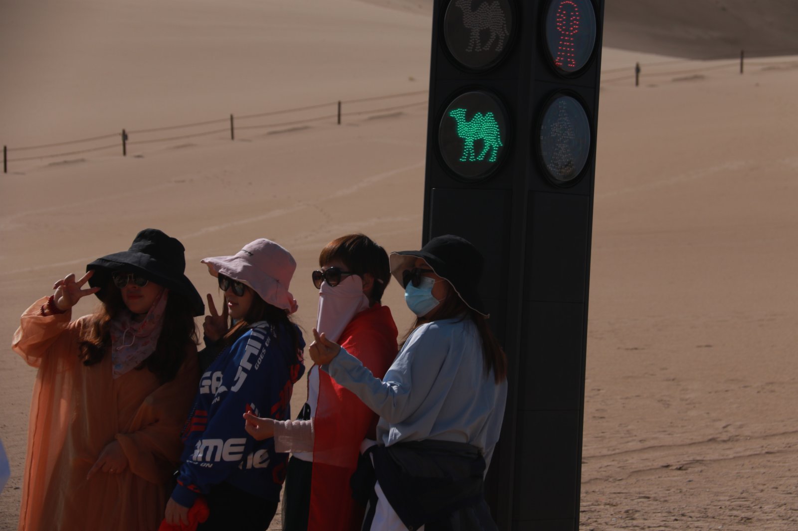 敦煌的駱駝信號燈已成遊客「打卡」景點。（香港文匯報記者張曉亮攝）