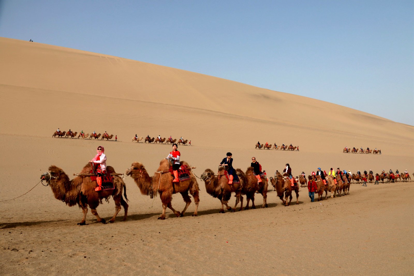 遊客在甘肅省敦煌市鳴沙山月牙泉景區遊覽。（香港文匯報記者張曉亮攝）