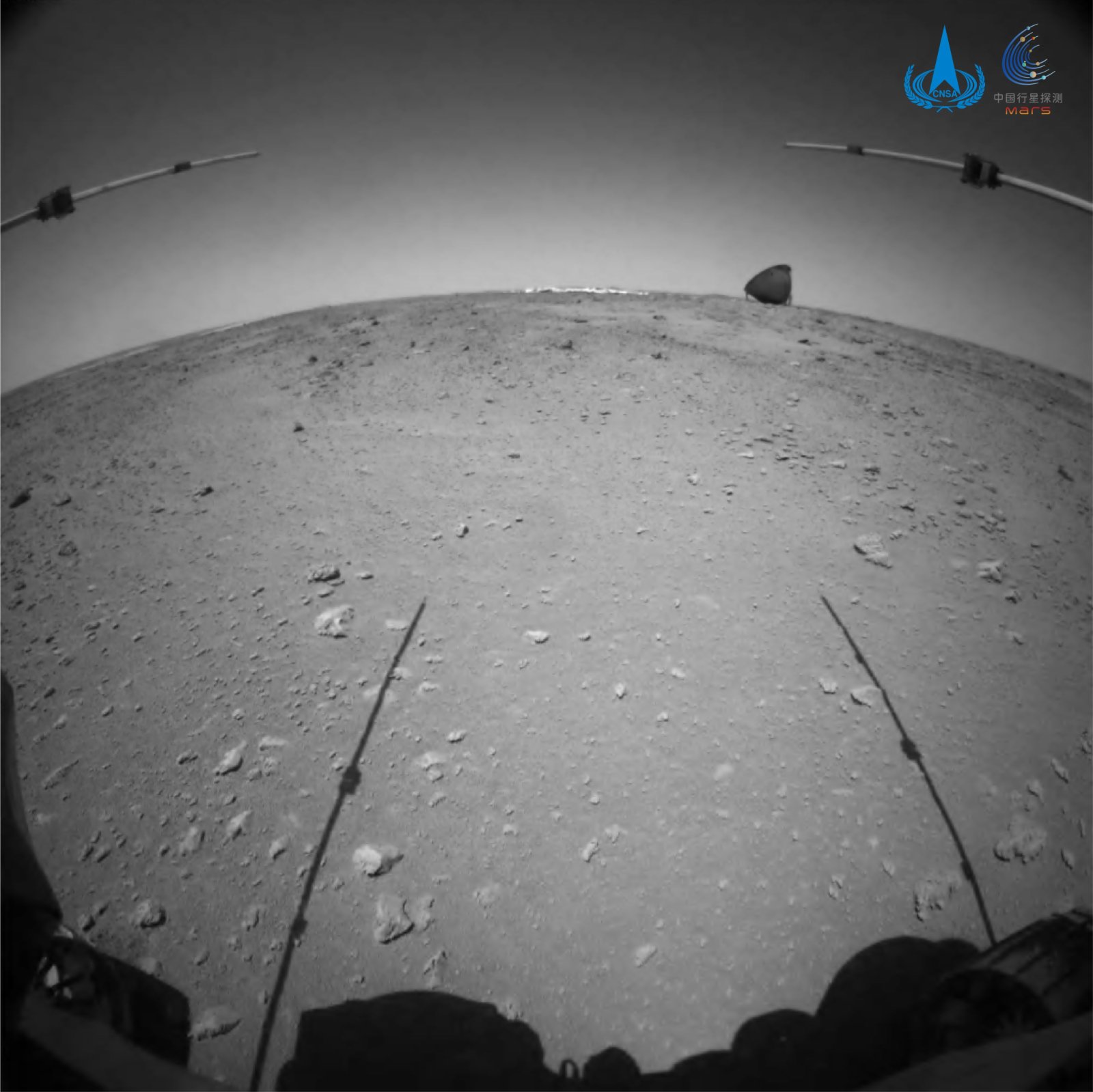 圖為「祝融號」火星車在接近和駛離過程中，火星車前避障相機拍攝到的降落傘與背罩的圖像。 國家航天局供圖