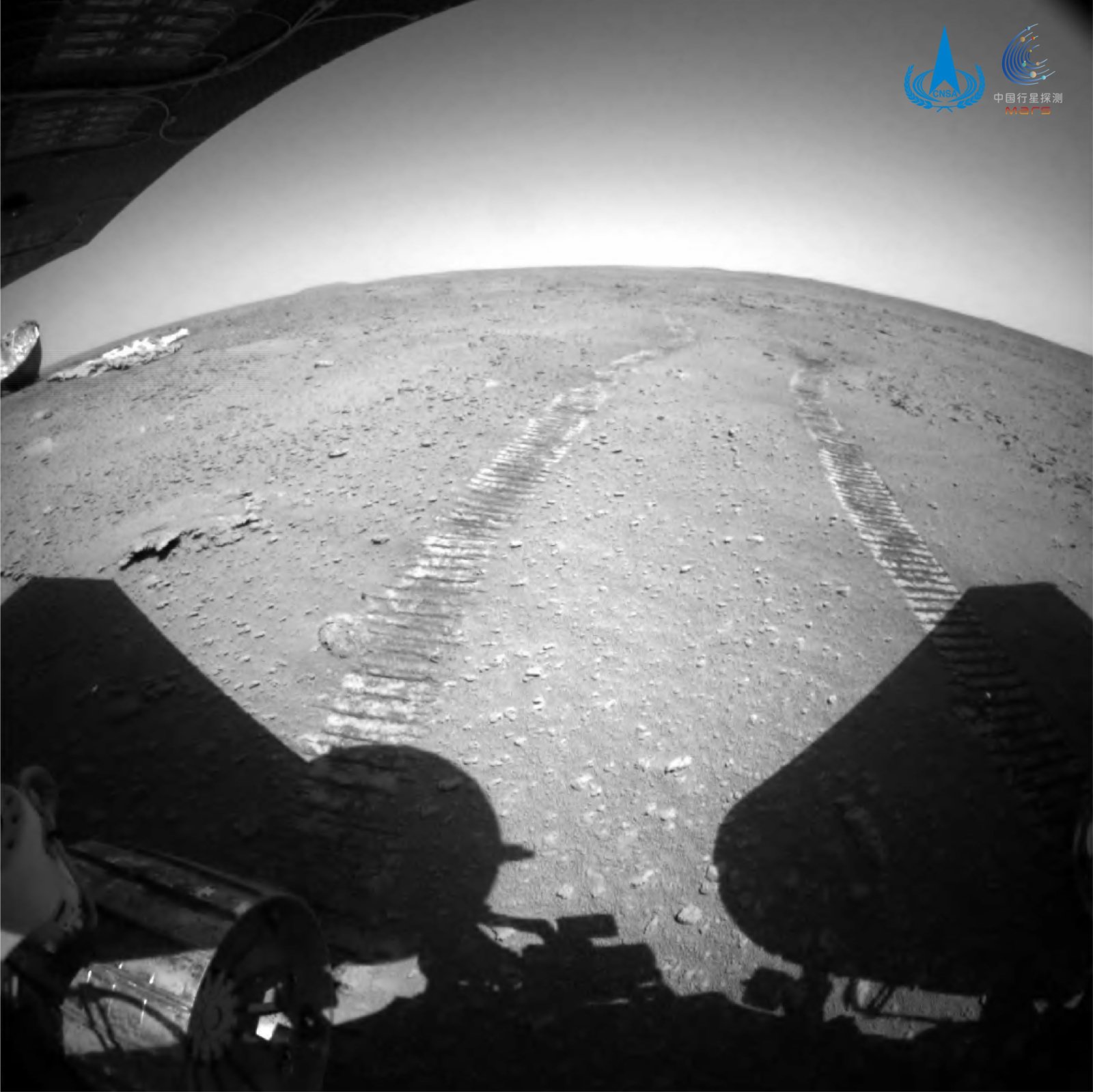 圖為「祝融號」火星車在接近和駛離過程中，火星車後避障相機拍攝到的降落傘與背罩的圖像。 國家航天局供圖