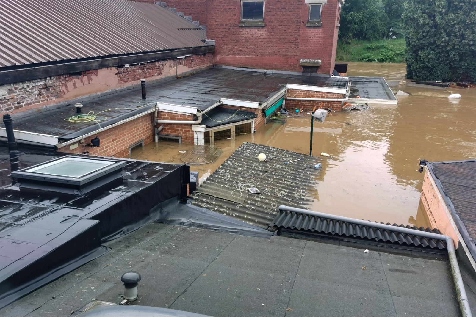 這是7月15日在比利時列日拍攝的被洪水淹沒的房屋（手機照片）。（新華社）