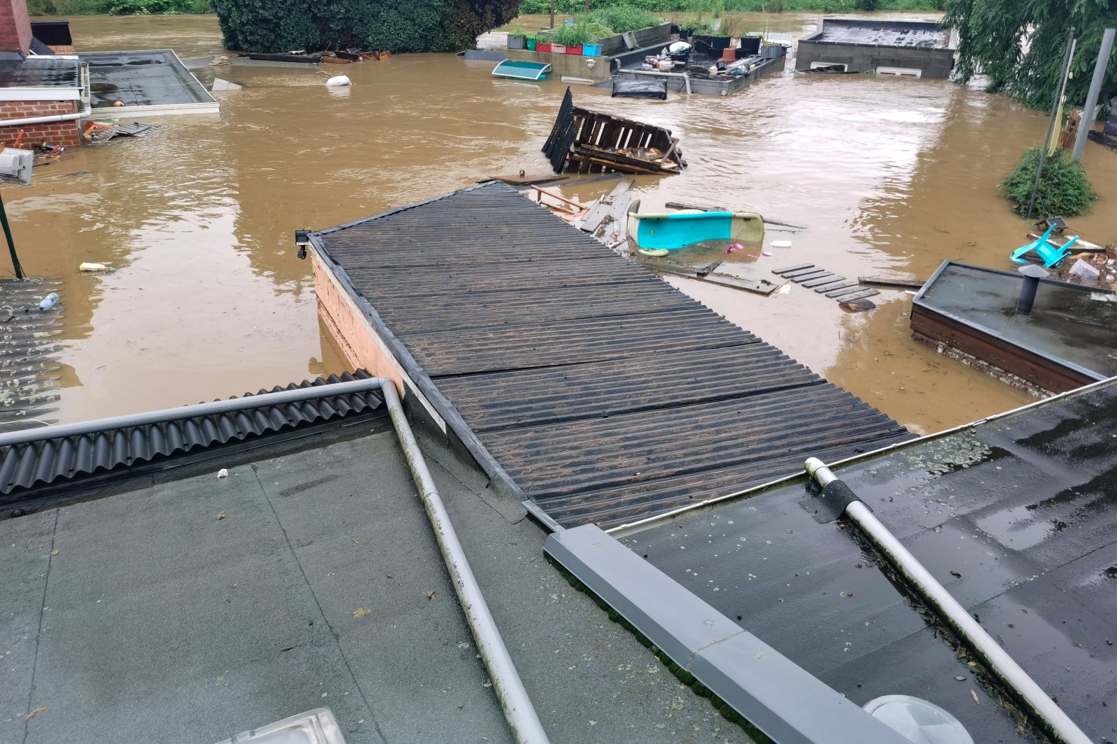 這是7月15日在比利時列日拍攝的被洪水淹沒的房屋（手機照片）。（新華社）
