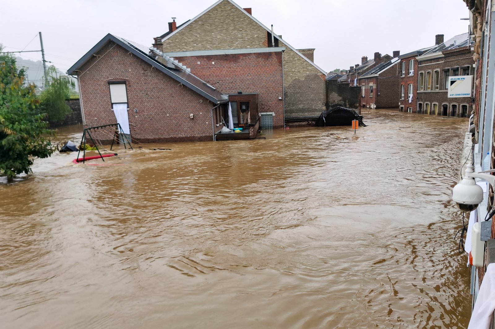 這是7月15日在比利時列日拍攝的被洪水淹沒的街道（手機照片）。（新華社）