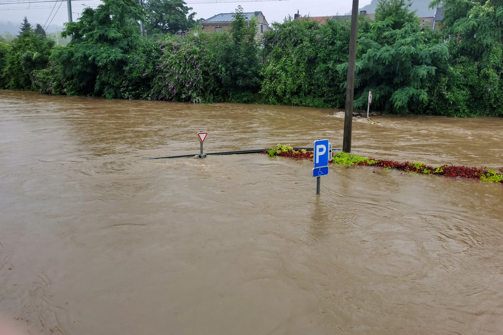 這是7月15日在比利時列日拍攝的被洪水淹沒的街道（手機照片）。（新華社）