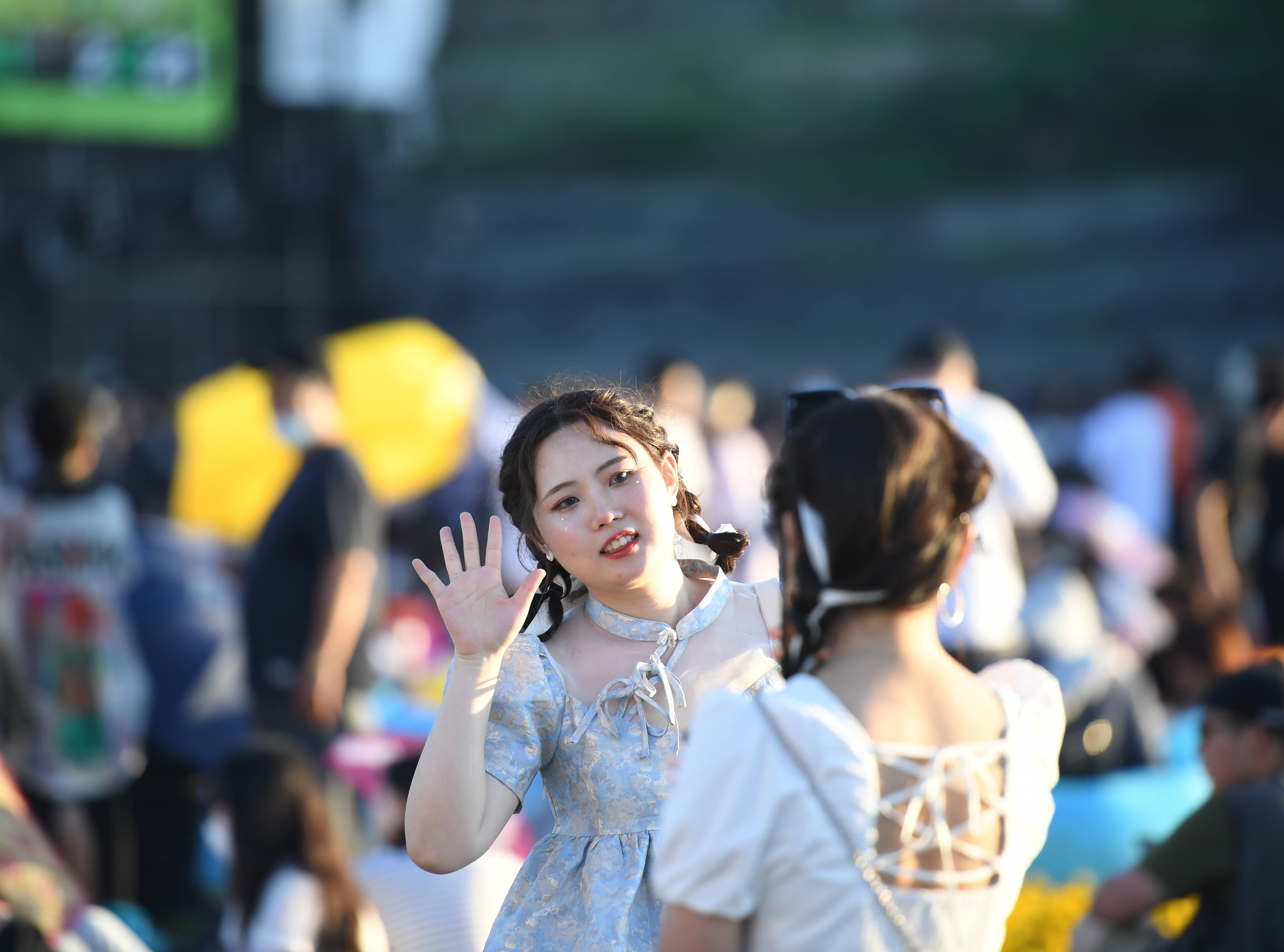 觀眾在阜新草莓音樂節現場拍照留念。（新华社）