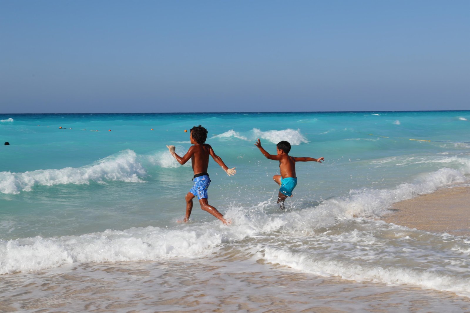 7月17日，孩子們在埃及馬特魯省阿拉曼的海灘上玩耍。（新華社）