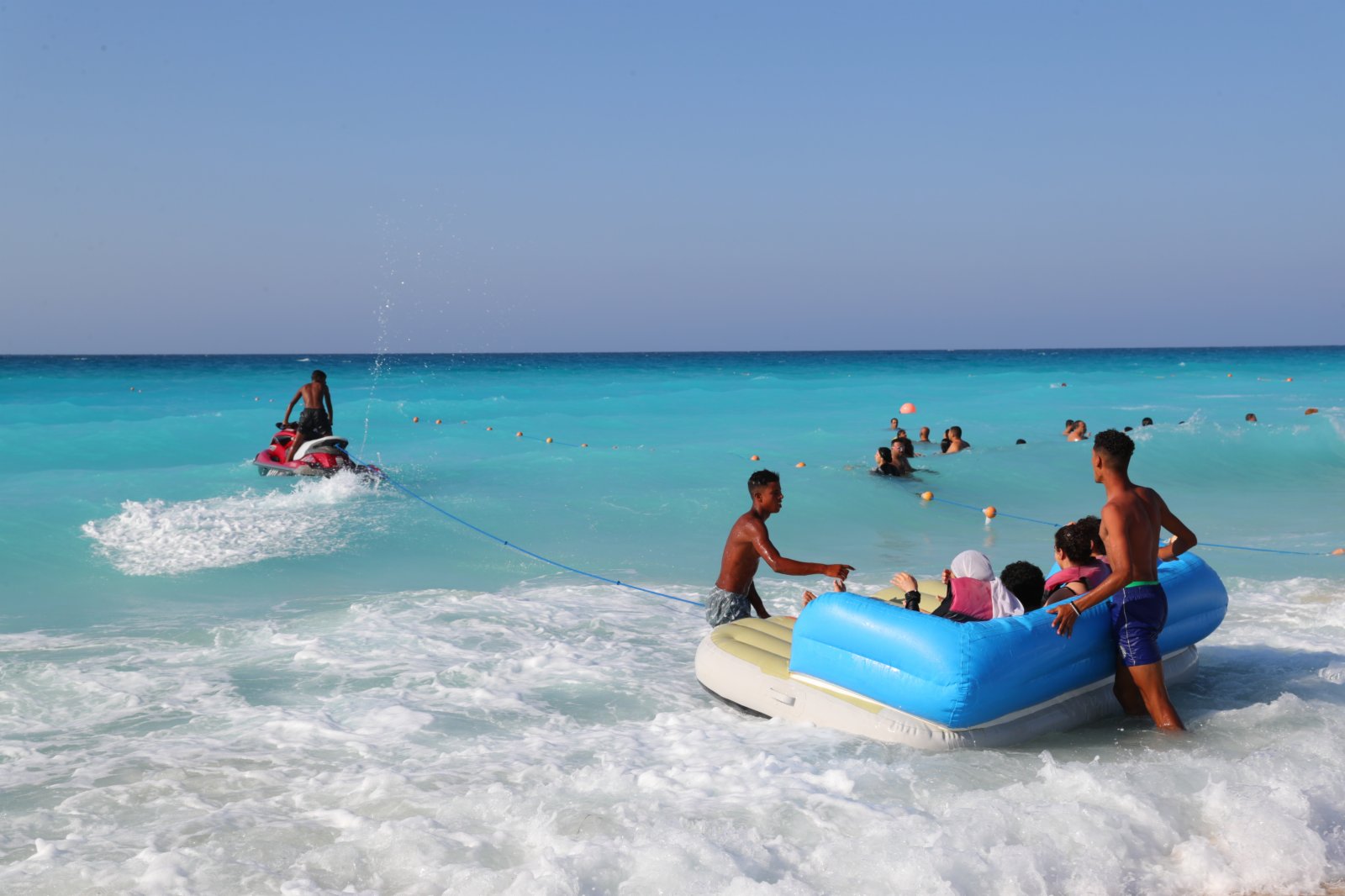 7月17日，人們在埃及馬特魯省阿拉曼的海灘上體驗水上項目。（新華社）